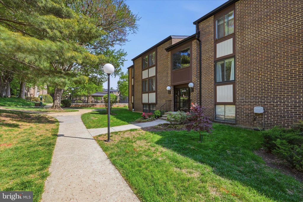 Photo of 9731 Kings Crown Court #102, FAIRFAX, VA 22031 (MLS # VAFX2304272)