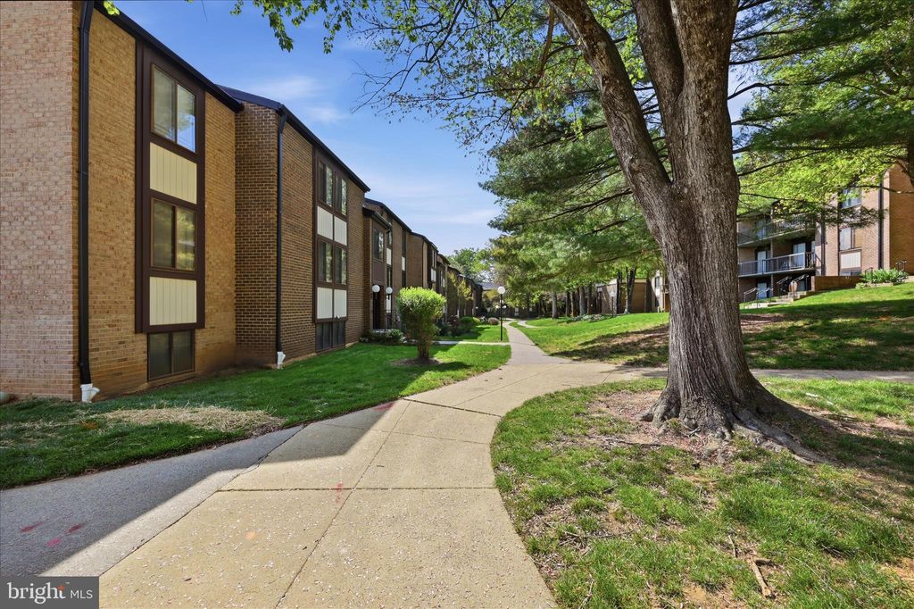 Photo of 9731 Kings Crown Court #102, FAIRFAX, VA 22031 (MLS # VAFX2304272)