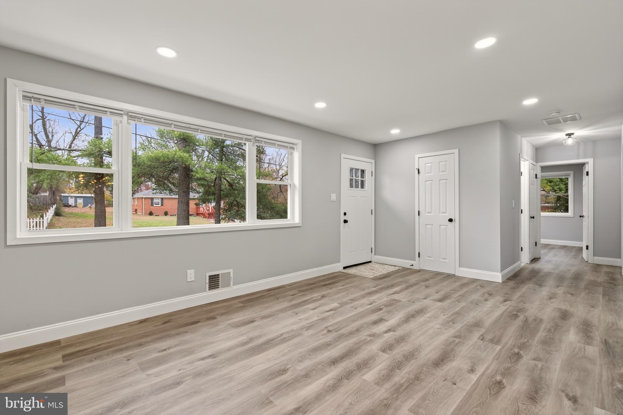 CHRIS MAR MANOR - Residential