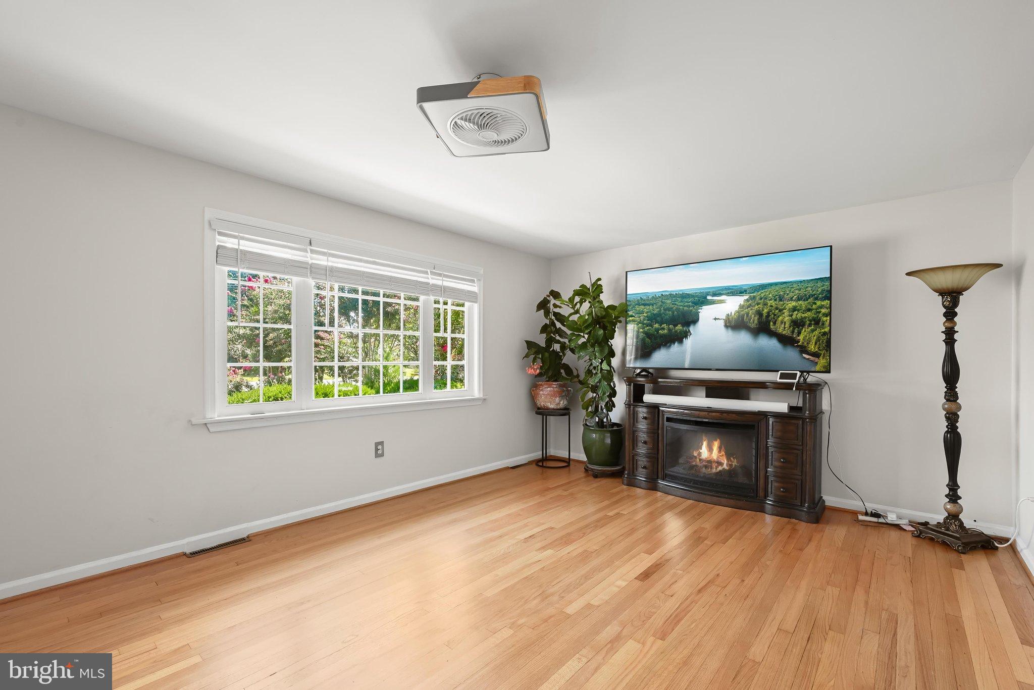 949 OAKDALE CIRCLE