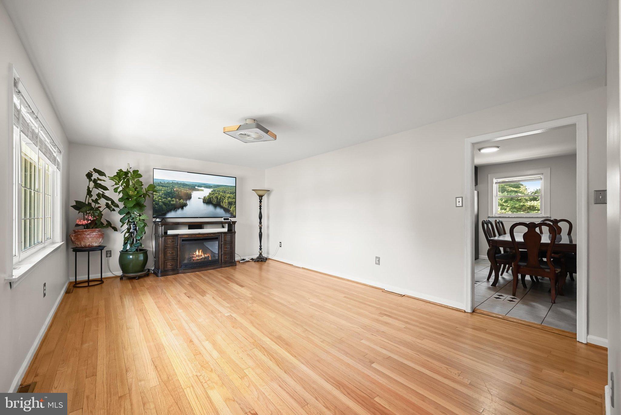 949 OAKDALE CIRCLE