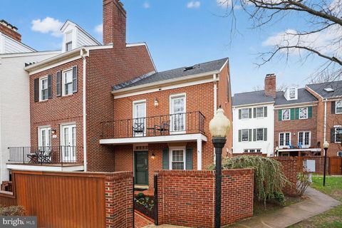 Photo of 1945 N Calvert Street #1, ARLINGTON, VA 22201 (MLS # VAAR2069922)