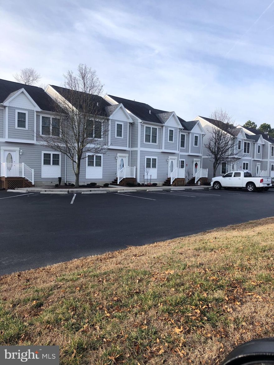 Great townhouse , Located in popular west ocean  city location, some recent upgrades, Flooring etc, walk to all the hot spots, Selos, Sunset Marine , Harbourside etc, Community offers outdoor Pool and Play area ,