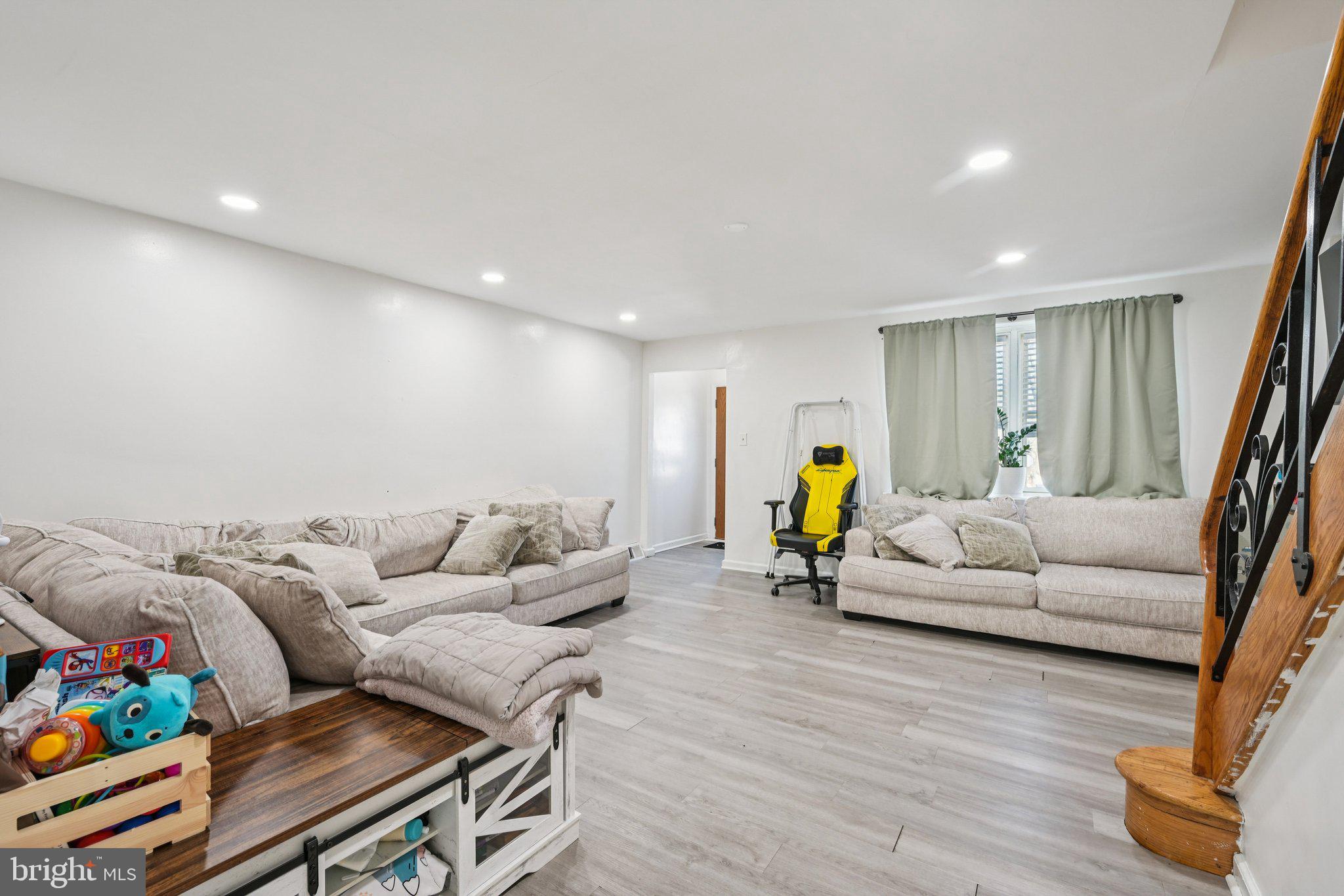 252 E CHELTENHAM AVENUE