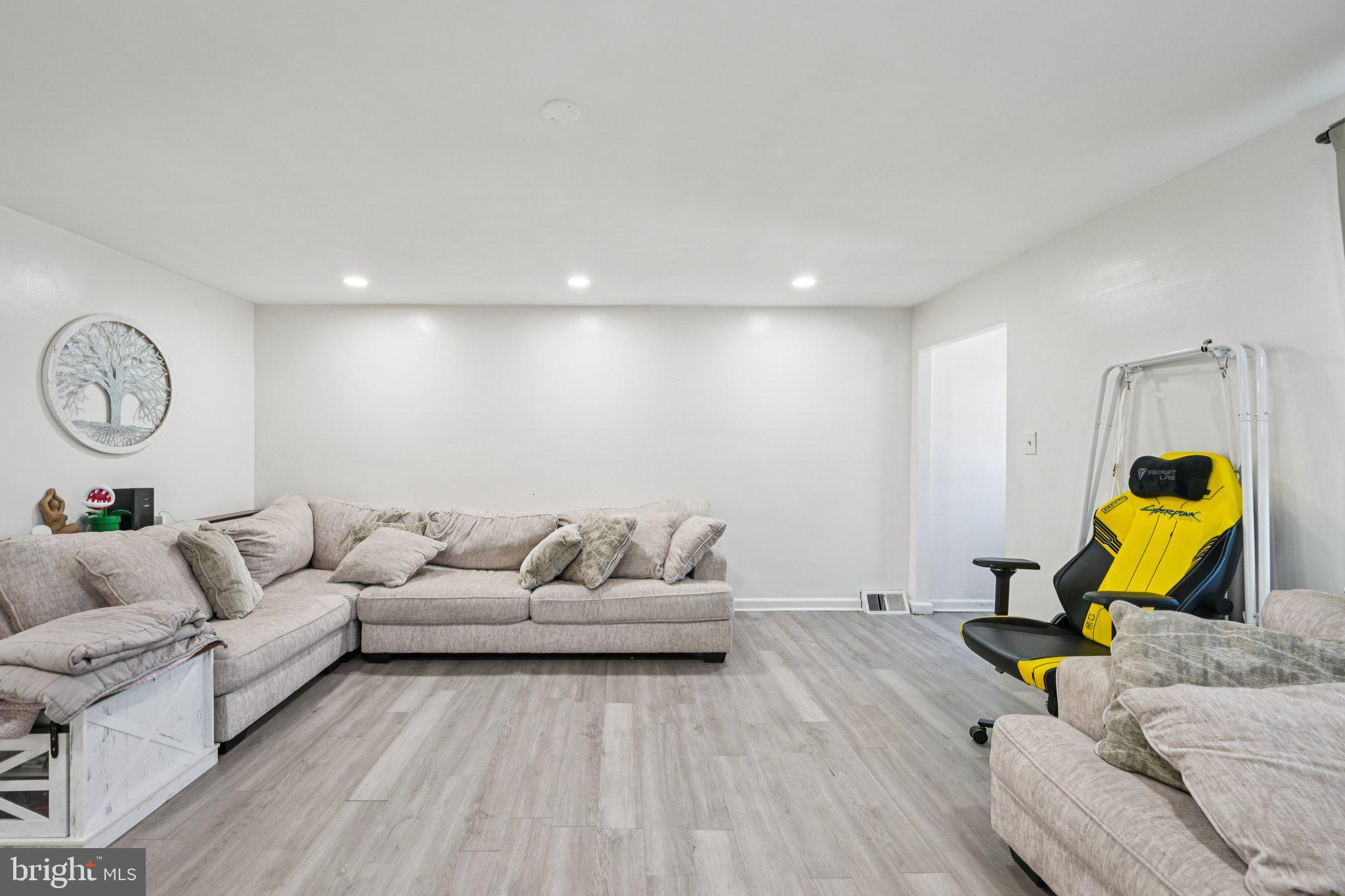 252 E CHELTENHAM AVENUE