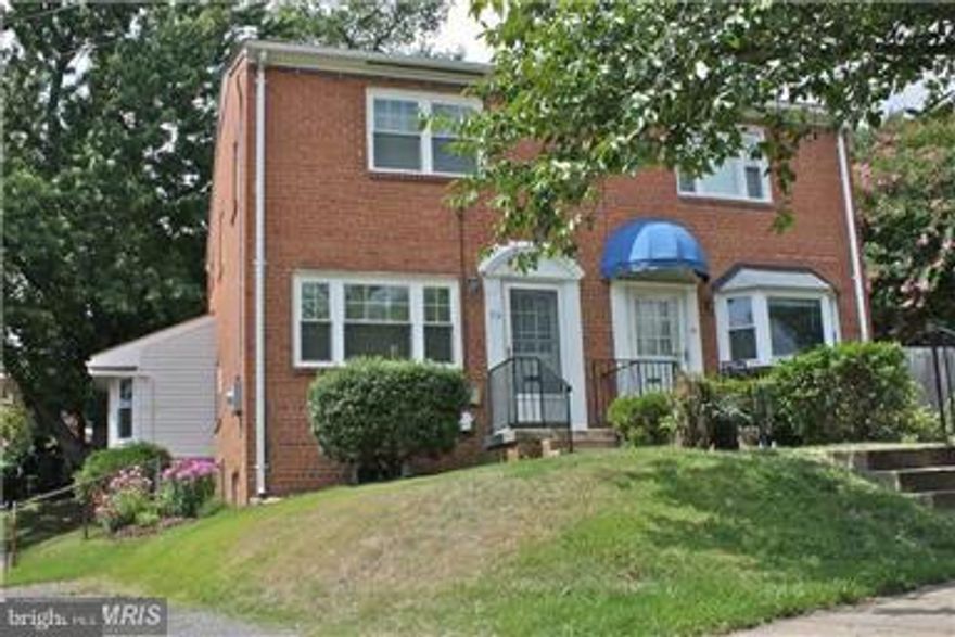 Fabulous 3 bedroom, 1.5 bath duplex centrally located in the heart of Alexandria.  Classic floor plan is perfect for everyday living. Incredible screened porch, hardwoods on main and upper levels, new stainless appliances., large finished basement.