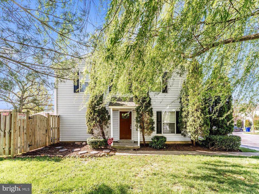 Sought after end unit. Hurry before you miss it. Move in ready. Spacious kitchen with room for dining.  Sparkling clean with many upgrades. Fresh sod laid in the fenced back yard perfect for entertaining.  Come see for yourself all this home has to offer.  3 bedrooms 1 full and 1 half bath.  Laundry on the main level.
Central A/C