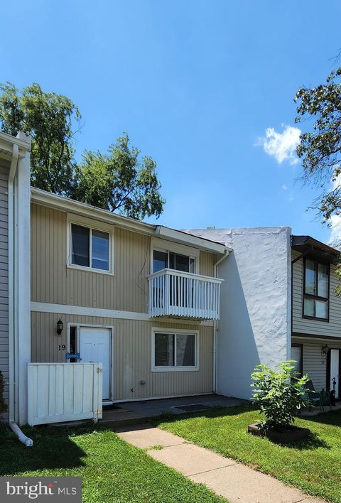 Townhouse For Rent - 19 Wedgedale Drive<br/> STERLING, VA 20164