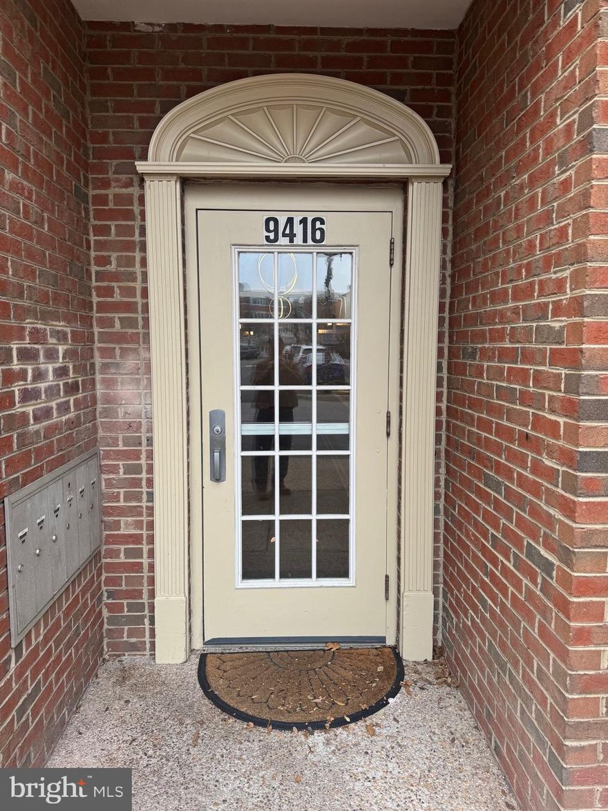 Conveniently located in Historic Olde Town Manassas. Walking distance to VRE, Dining and shopping!
3BR 2BA with hardwood floors throughout! Freshly painted! Washer/Dryer in unit.
Available for immediate move in!