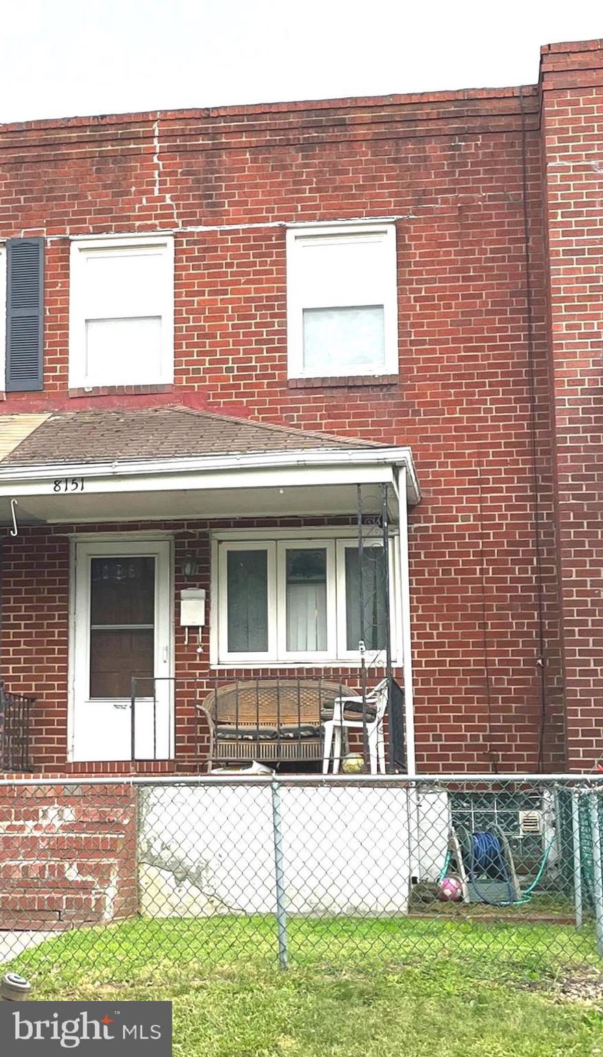 3 BEDROOM, 1.5 BATH TOWNHOUSE.  IDEAL LOCATION ACROSS FROM A PARK.  OFF STREET PARKING IN REAR.   NEUTRAL DECOR THROUGHOUT.   RECENT UPGRADES INCLUDE FLOORING AND UPDATED KITCHEN.   LOWER LEVEL HAS  TV ROOM/OFFICE,  LAUNDRY, KITCHEN AND HALF BATH.  LARGE BEDROOM AND LIVING ROOM ON MAIN LEVEL AND TWO LARGE BEDROOMS AND FULL BATH ON UPPER LEVEL.   NEWER HOT WATER HEATER.  LESS THAN TWO YEAR OLD WASHER AND DRYER.  GOOD STARTER HOME OR GOOD INVESTMENT PROPERTY.  ***NO SHOWINGS UNTIL WEDNESDAY 22ND JUNE AFTER 5PM!!!!
THEN SHOWINGS CAN ONLY BE MON-FRI 5-9PM,   SATURDAY AND SUNDAY 10AM-7PM     REQUIRES 1 HOUR NOTICE IN ADVANCE.***