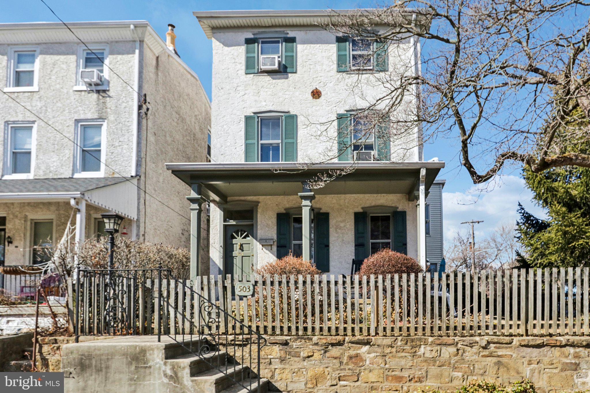 Main image without alt text