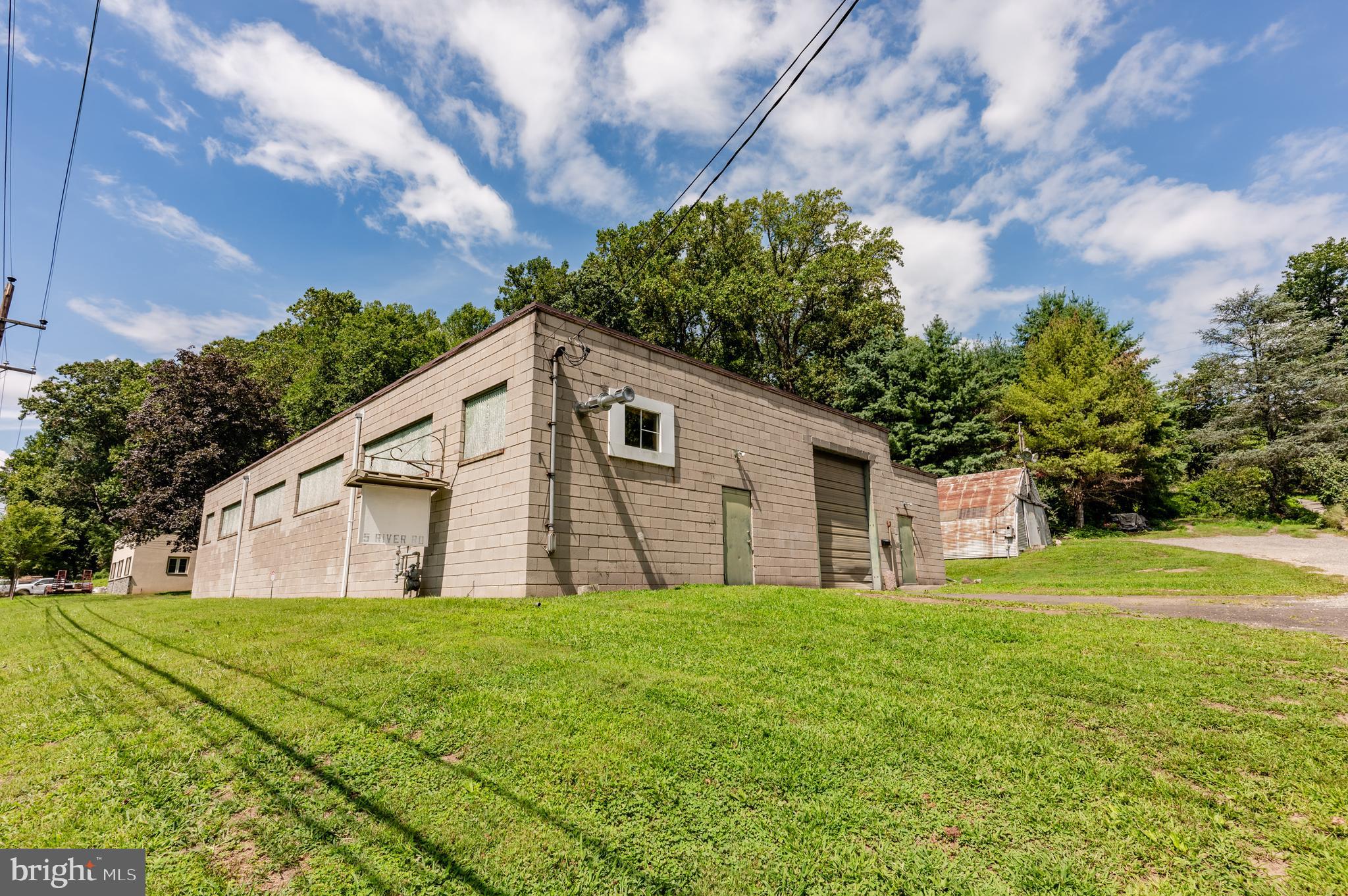 Rare find in Whitemarsh Township approximately, 3500 square feet of warehouse offers reception area (approximately 16x10), two restrooms , newer heating system and roof, and off street parking. The warehouse and the Quonset hut (approximately 200 square feet) are both located on a flag lot over 3/4 of an acre. Not in a flood zone! Schedule your appointment now.