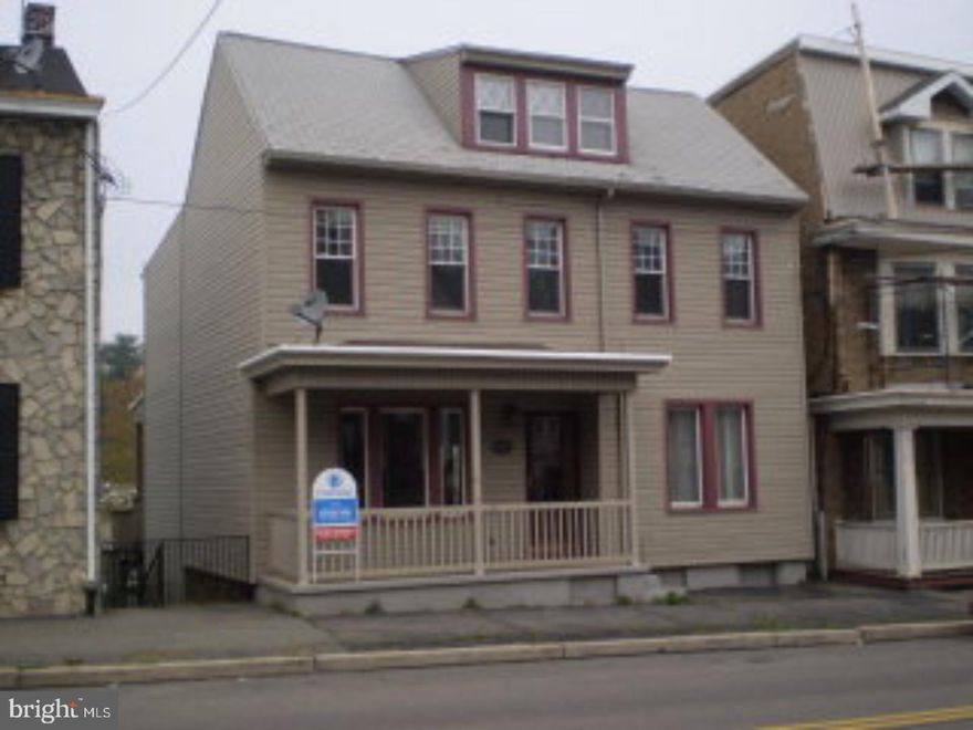 LARGE BEAUTIFUL SINGLE, SPACIOUS BOTH INSIDE AND OUT. ORIGINAL WOODWORK THROUGHOUT, MANY UPGRADES SINCE 2001. CLOSE PROXIMITY TO SCHOOLS, GROCERY ST OPEN STAIRCASE W/ BUILT-IN BENCH, COLANADE DIVIDES LIVING ROOM AND FAMILY ROOM, PROPERTY AS IS Color: TAN Amp: 100