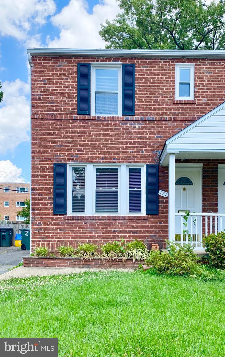 Welcome to 421 S. Veitch Street in Arlington, VA! Fantastic well maintained 2 Bedroom/1 Full Bath Duplex with 3 Levels plus attic! Beautiful hardwood floors. Large fenced in backyard perfect for entertaining! Close to Washington Boulevard, Fort Myer, Pentagon, Route 50 and Downtown DC. Shopping and restaurants in Clarendon just minutes away.