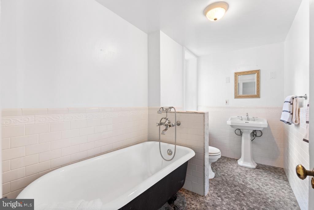 CHESTNUT HILL - Residential