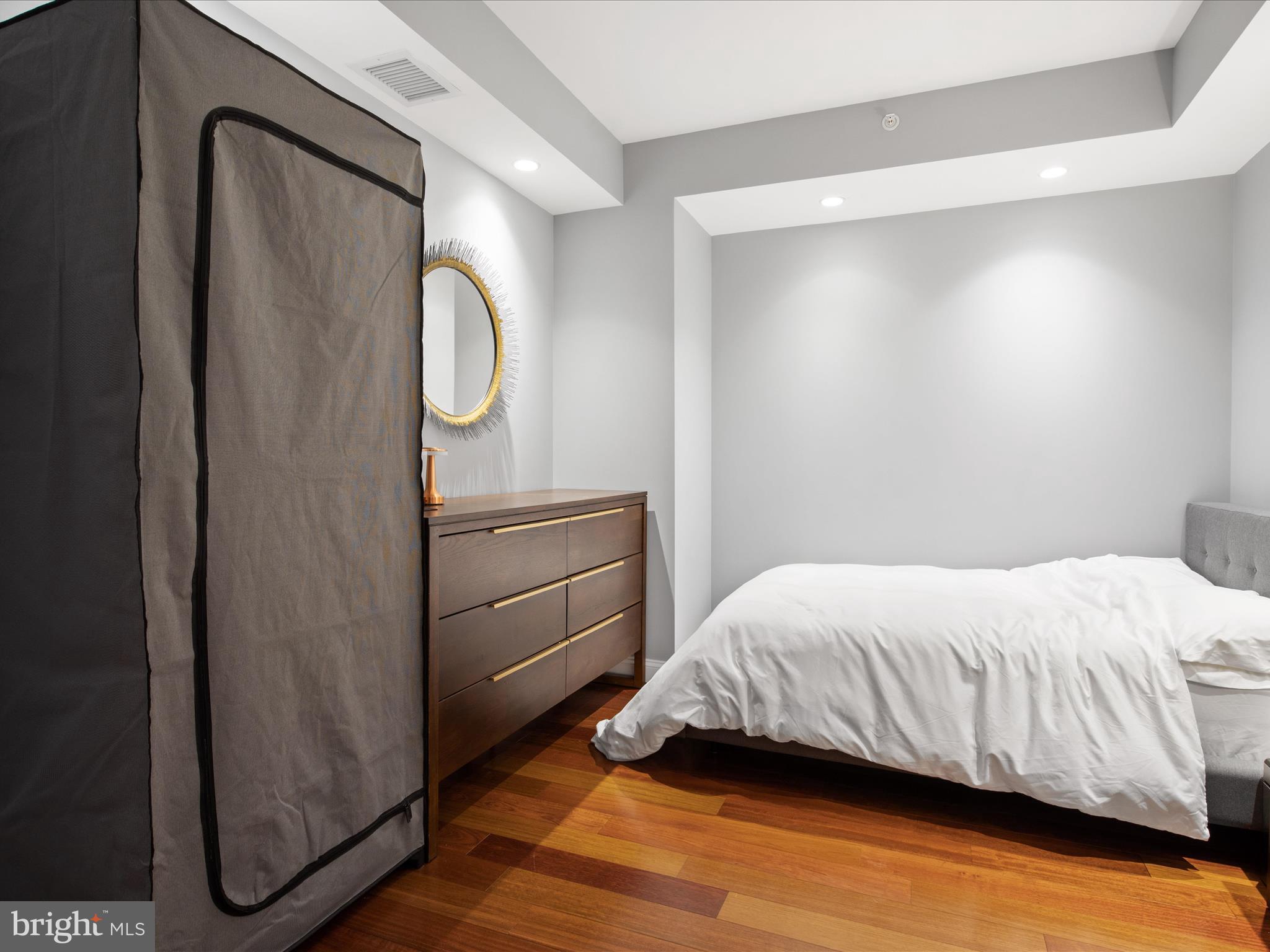 TURNBERRY TOWER - Residential