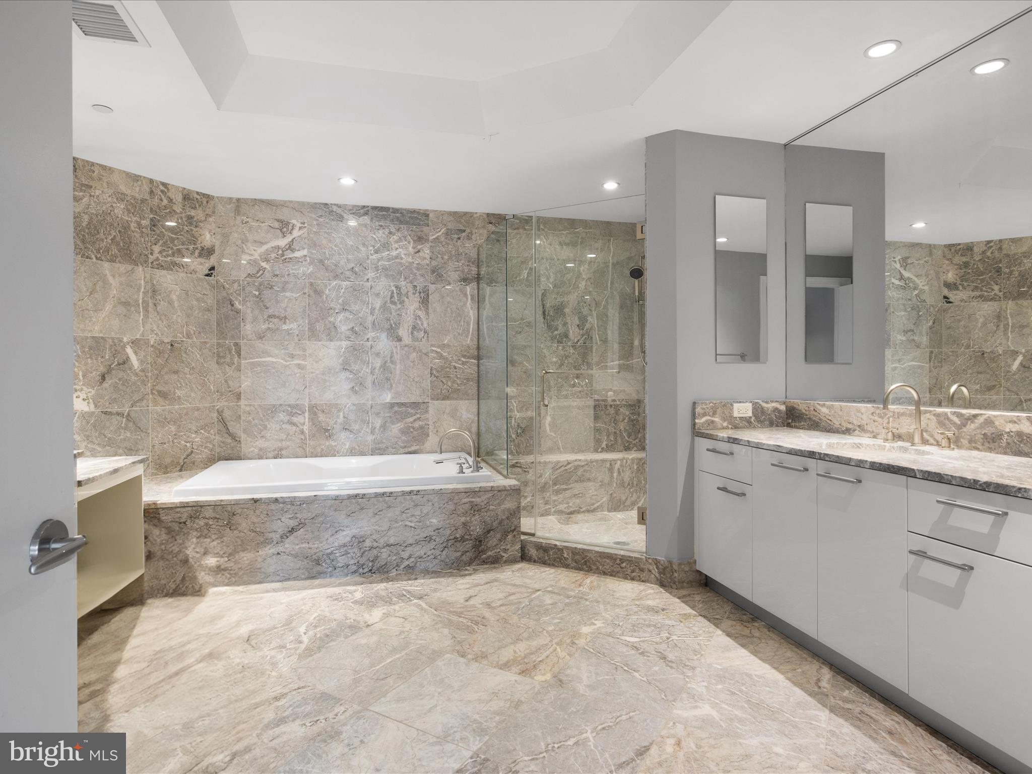 TURNBERRY TOWER - Residential