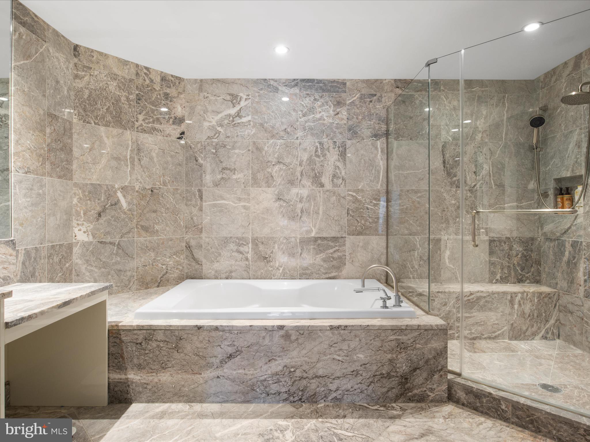 TURNBERRY TOWER - Residential