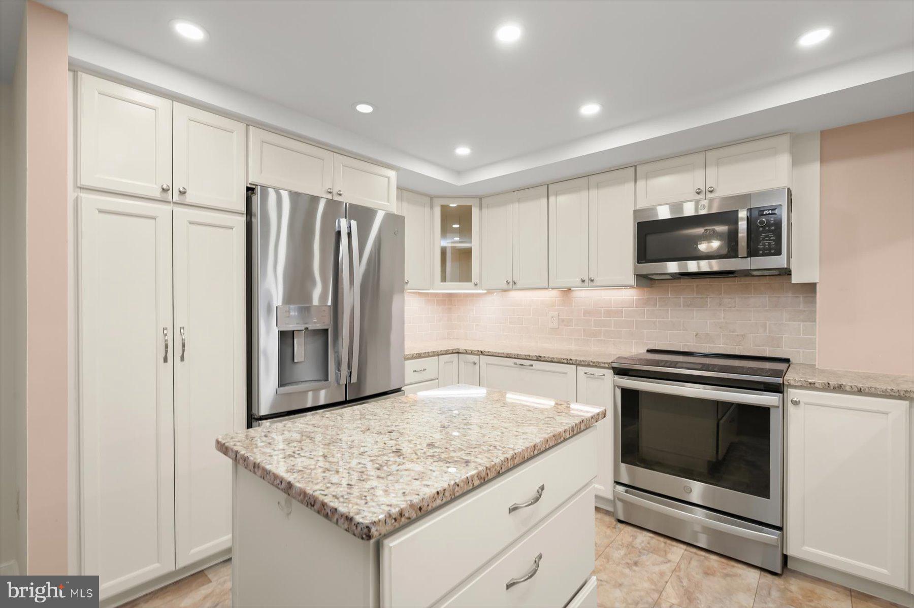 WATERMARK PLACE CONDOMINIUMS - Residential