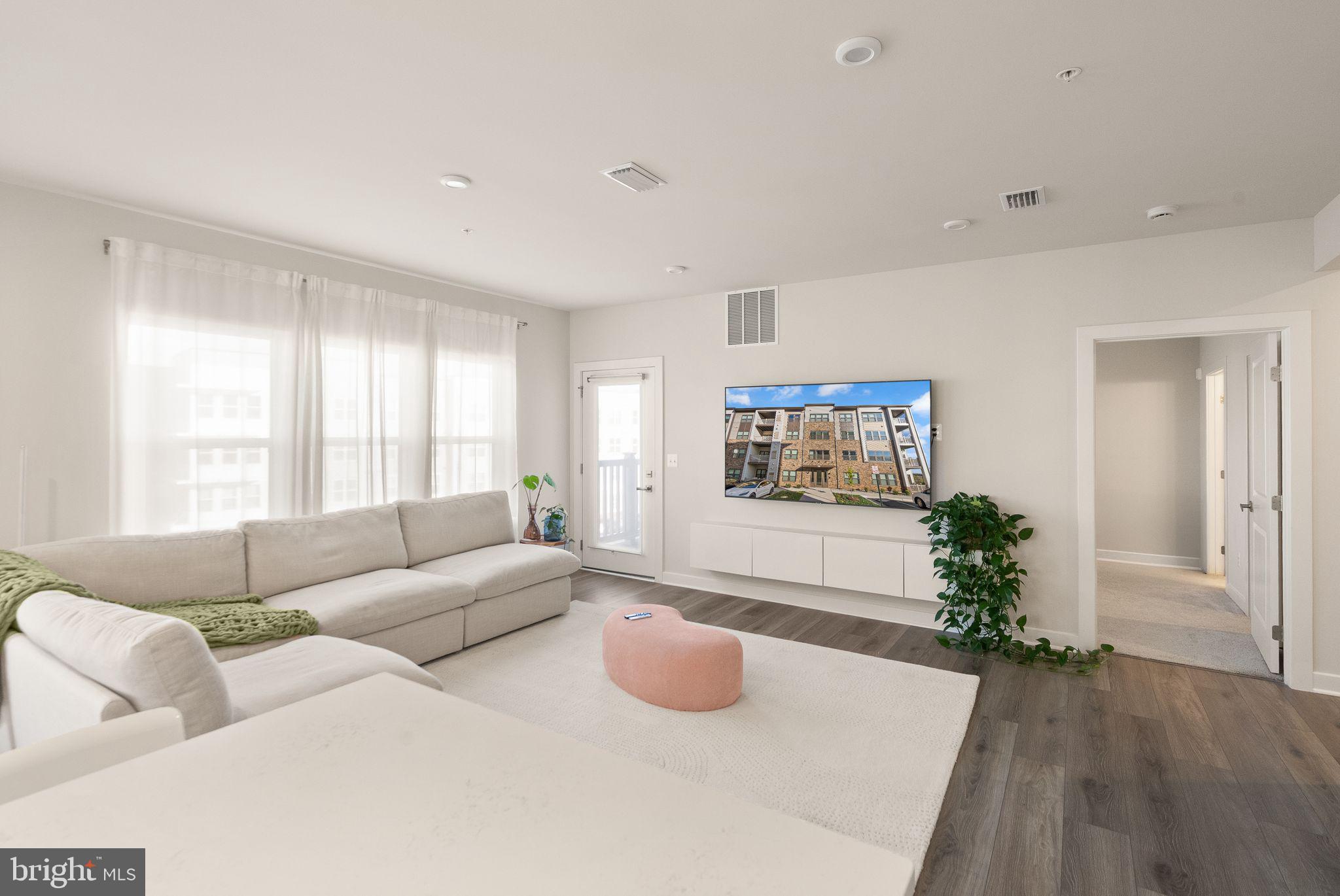 LOUDOUN VIEW CONDO FLATS - Residential Lease