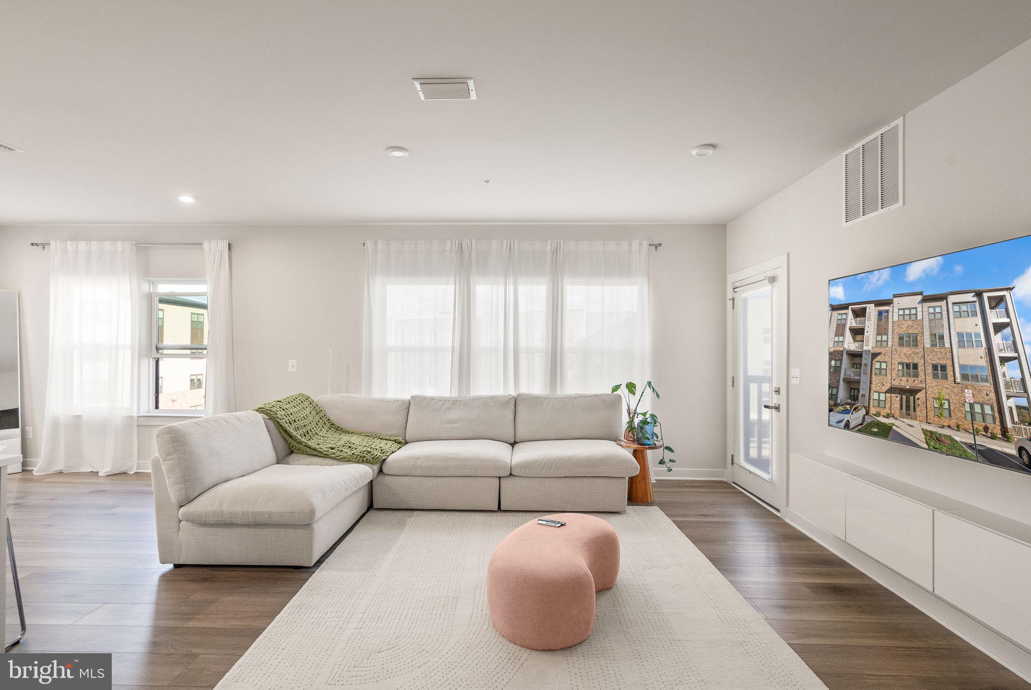 LOUDOUN VIEW CONDO FLATS - Residential Lease