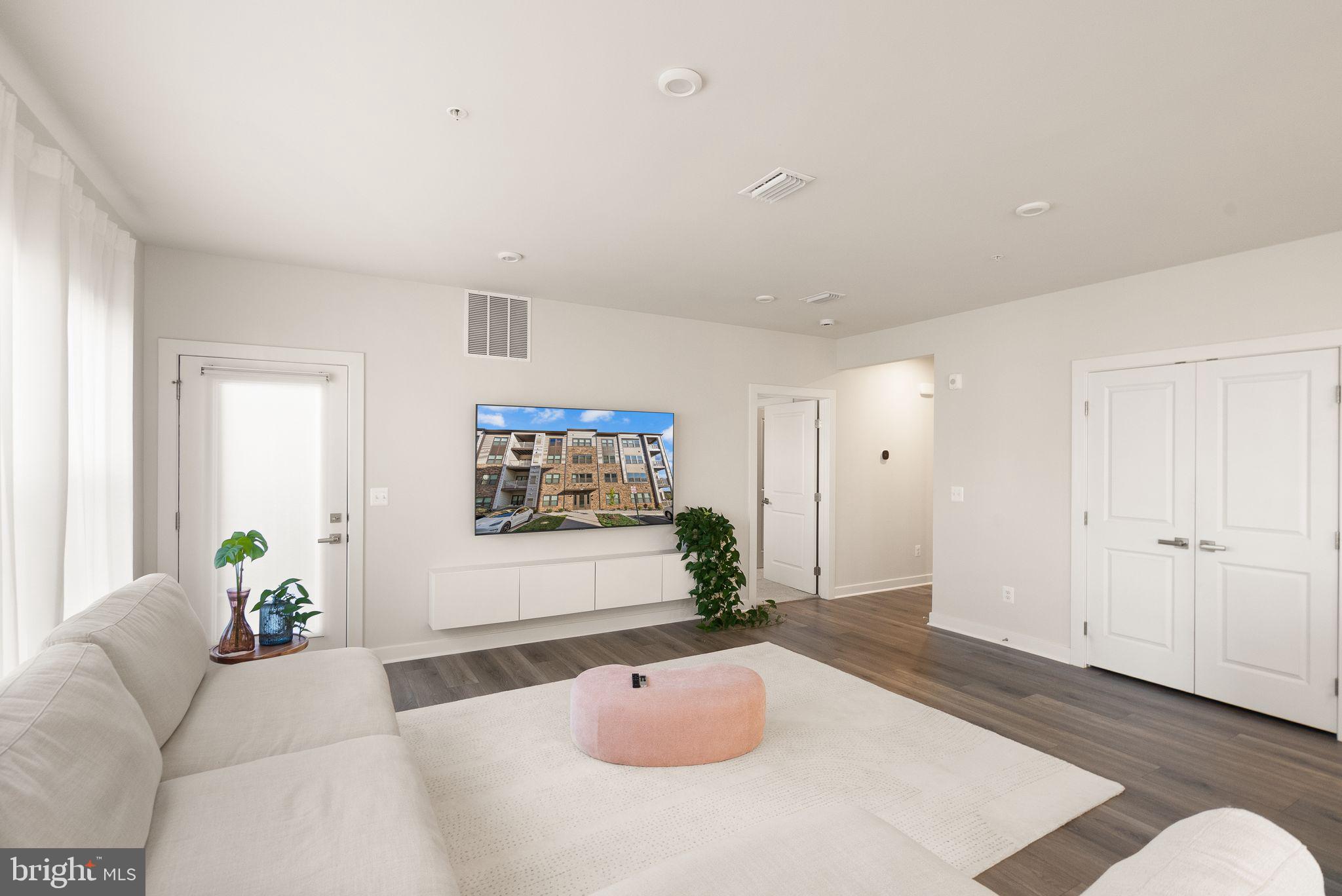 LOUDOUN VIEW CONDO FLATS - Residential Lease