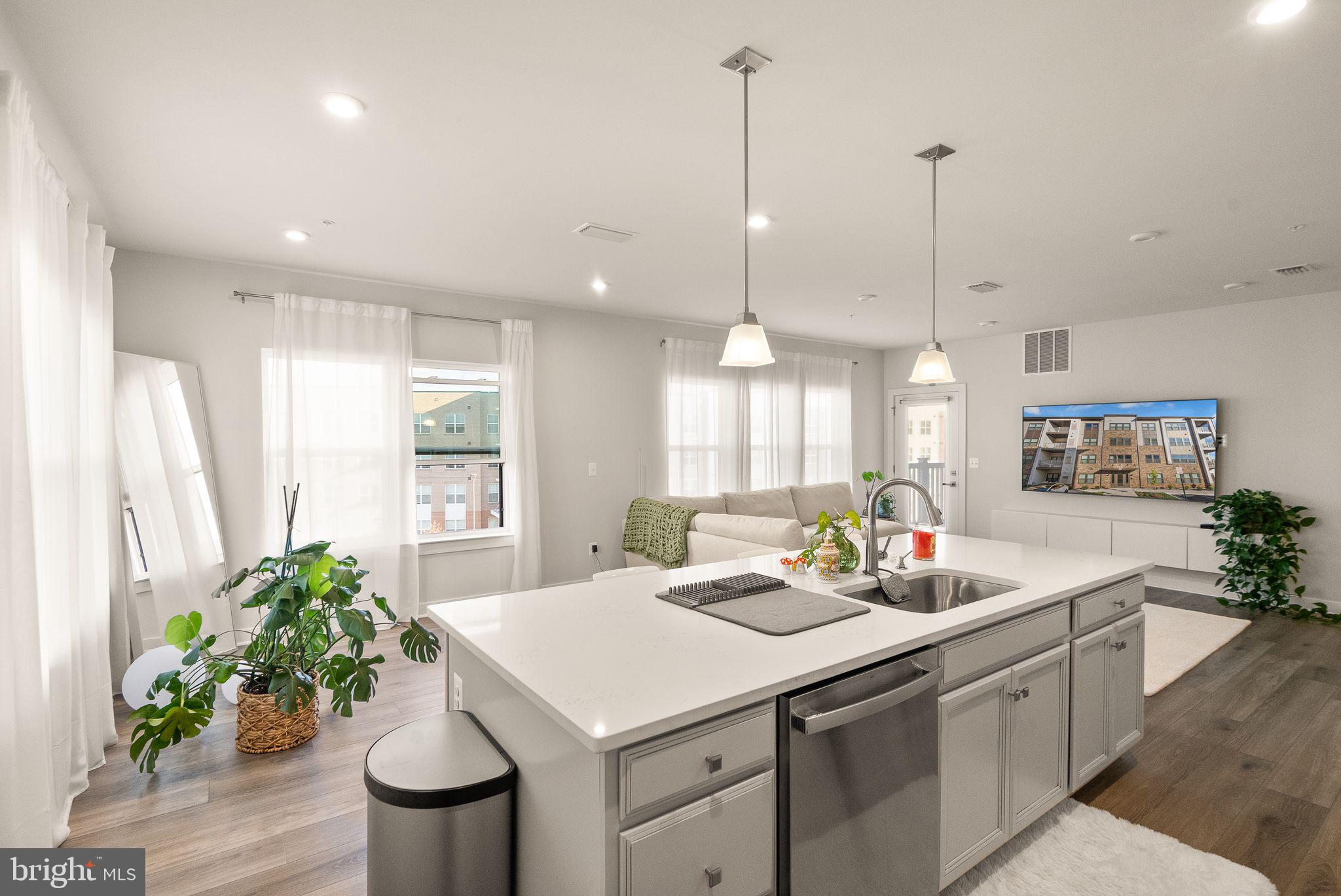 LOUDOUN VIEW CONDO FLATS - Residential Lease