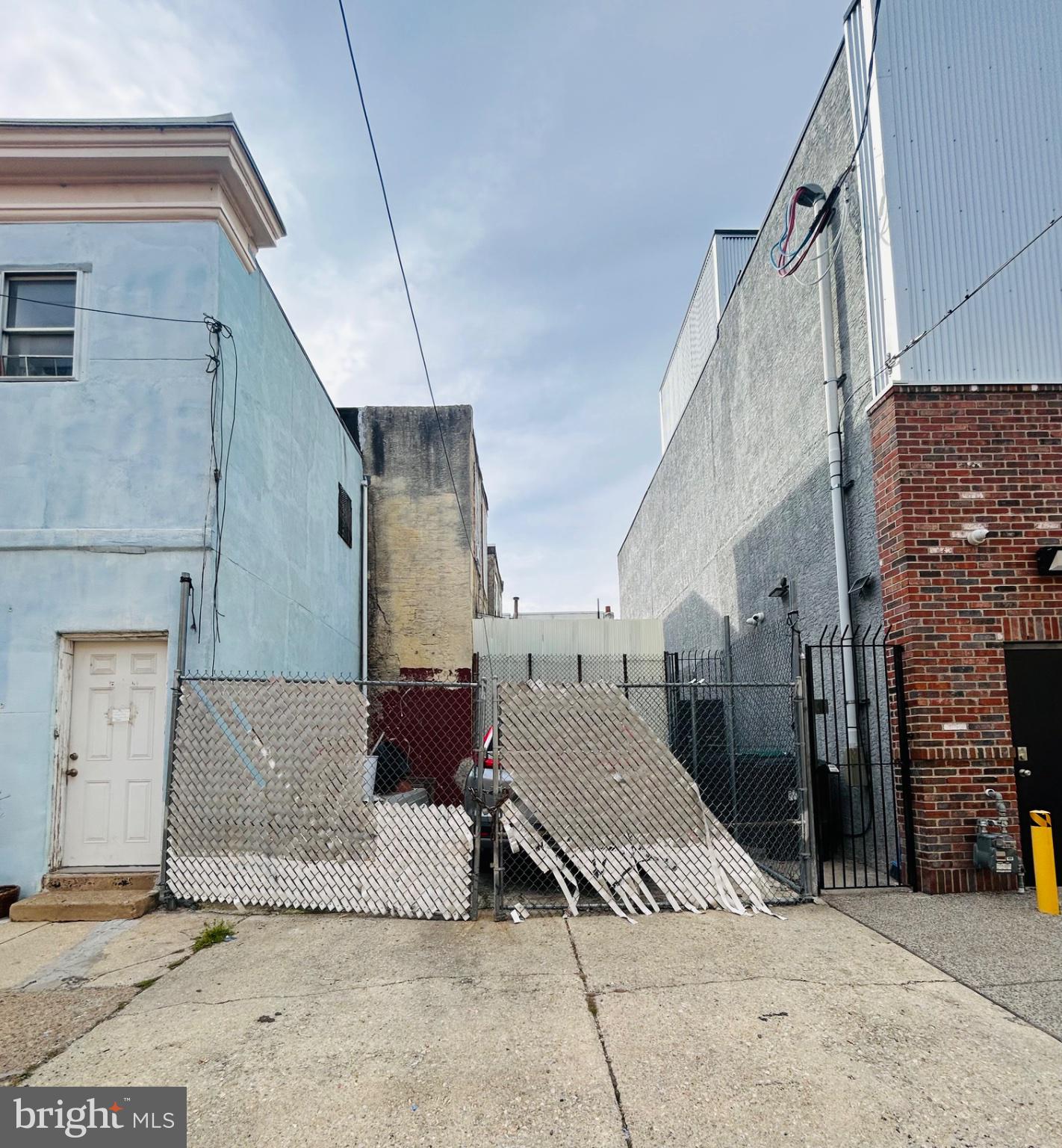 915 SNYDER AVENUE