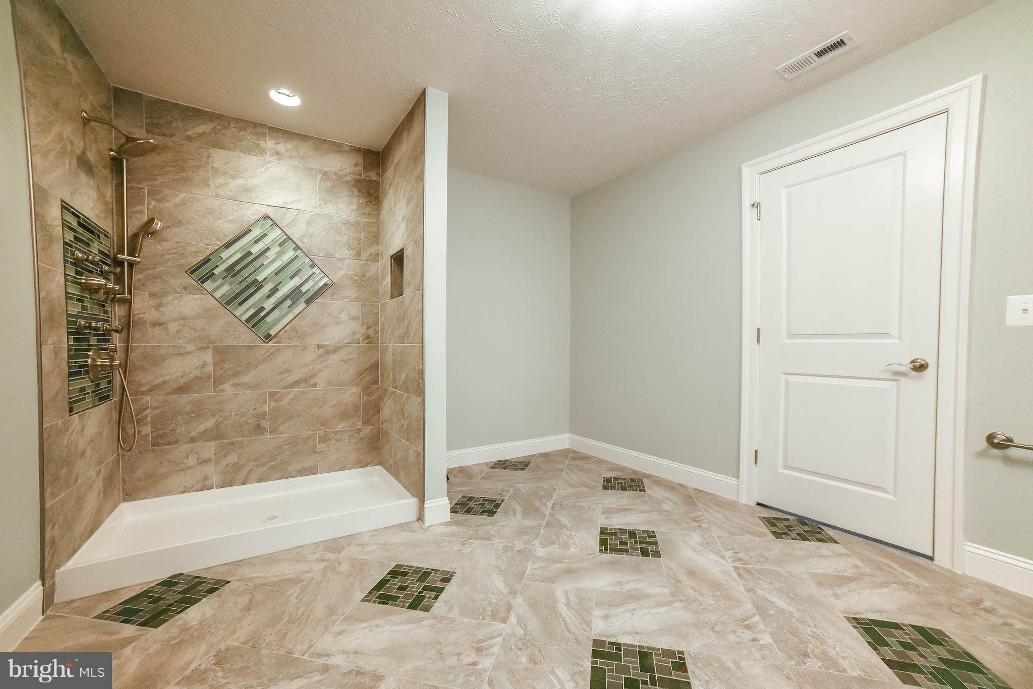 HIDDEN TREASURE - Residential Lease