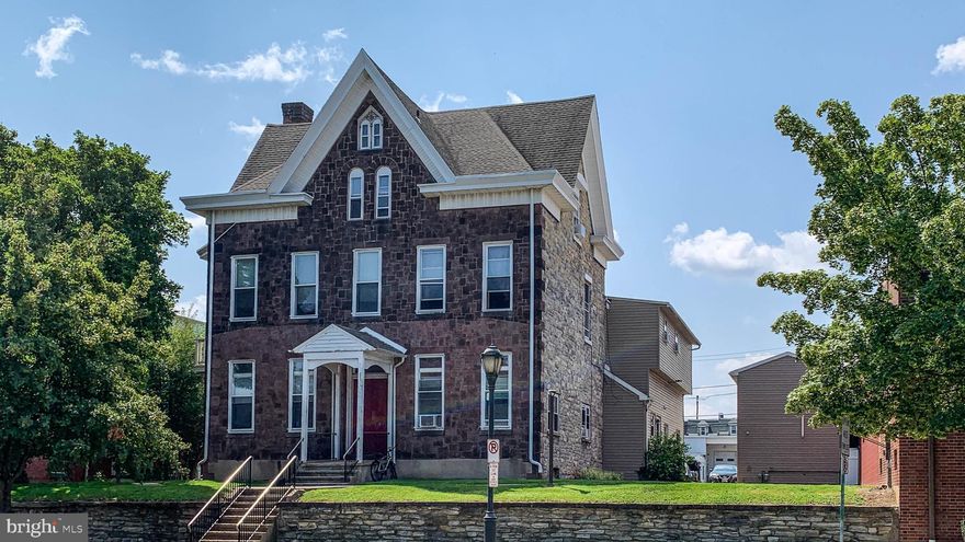 3rd Floor  2 Bedroom  1 Bath  rental unit.  living room and kitchen areas.
Very visible location with easy access.  Close to schools, entertainment, shopping and more.  Good credit required!