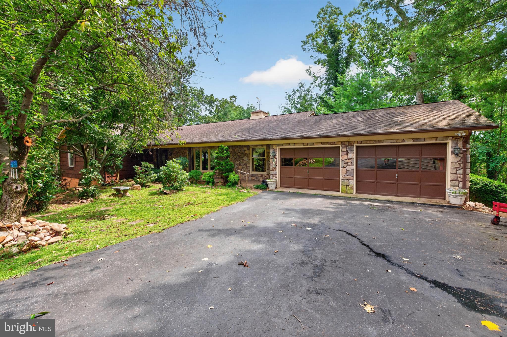 121 HERITAGE DRIVE