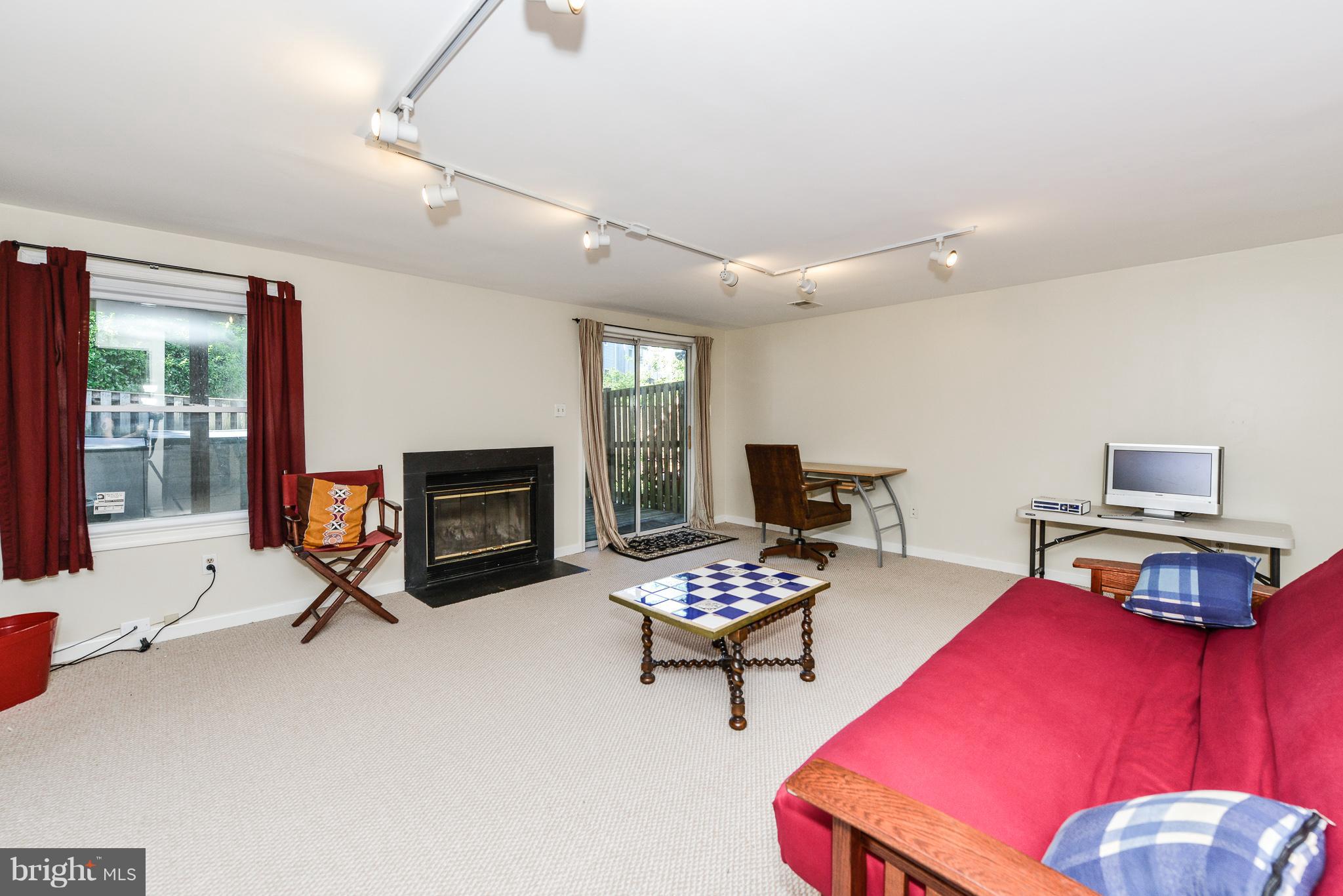 MANCHESTER LAKES - Residential Lease