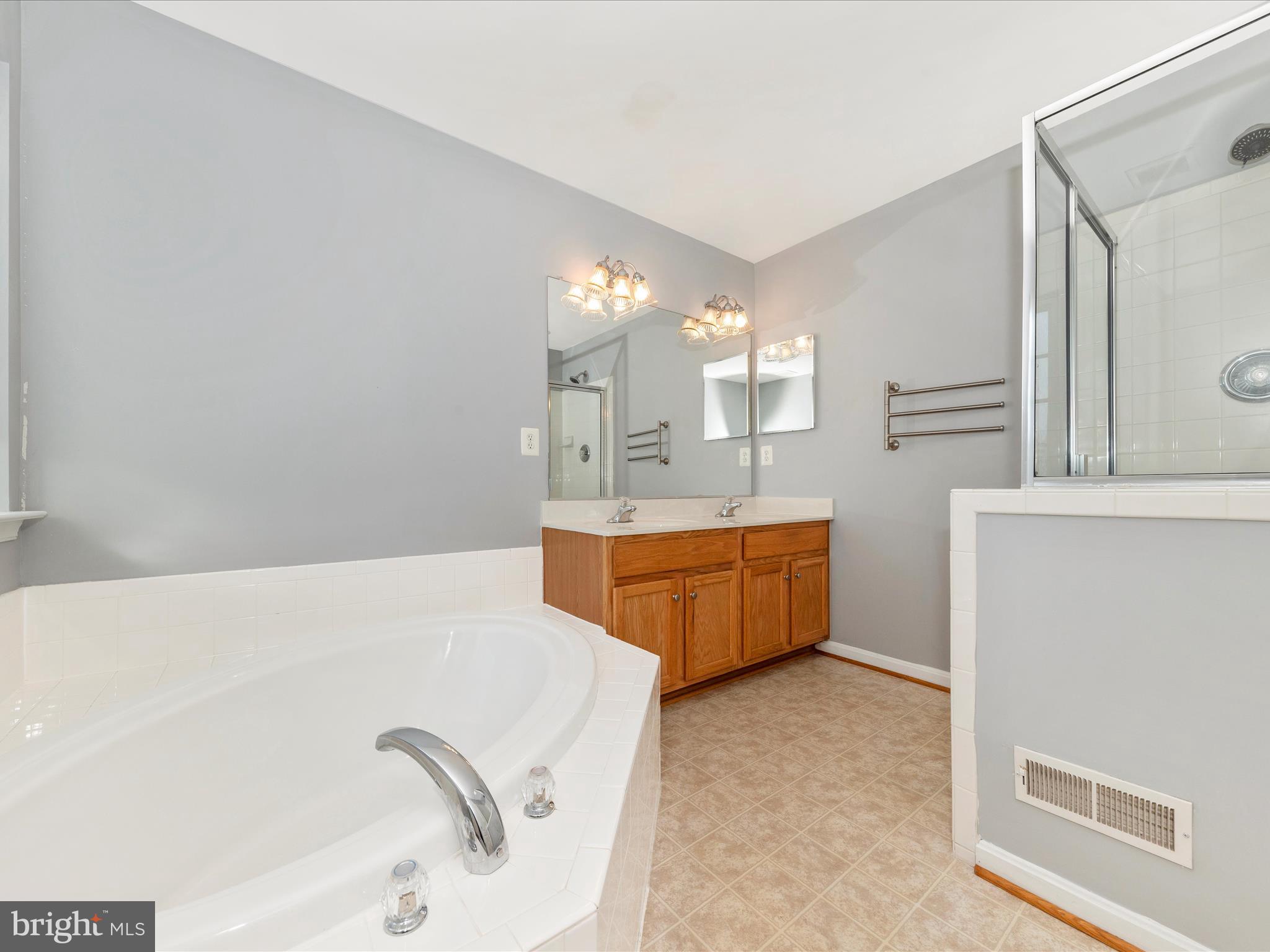 COLONIAL HILLS - Residential