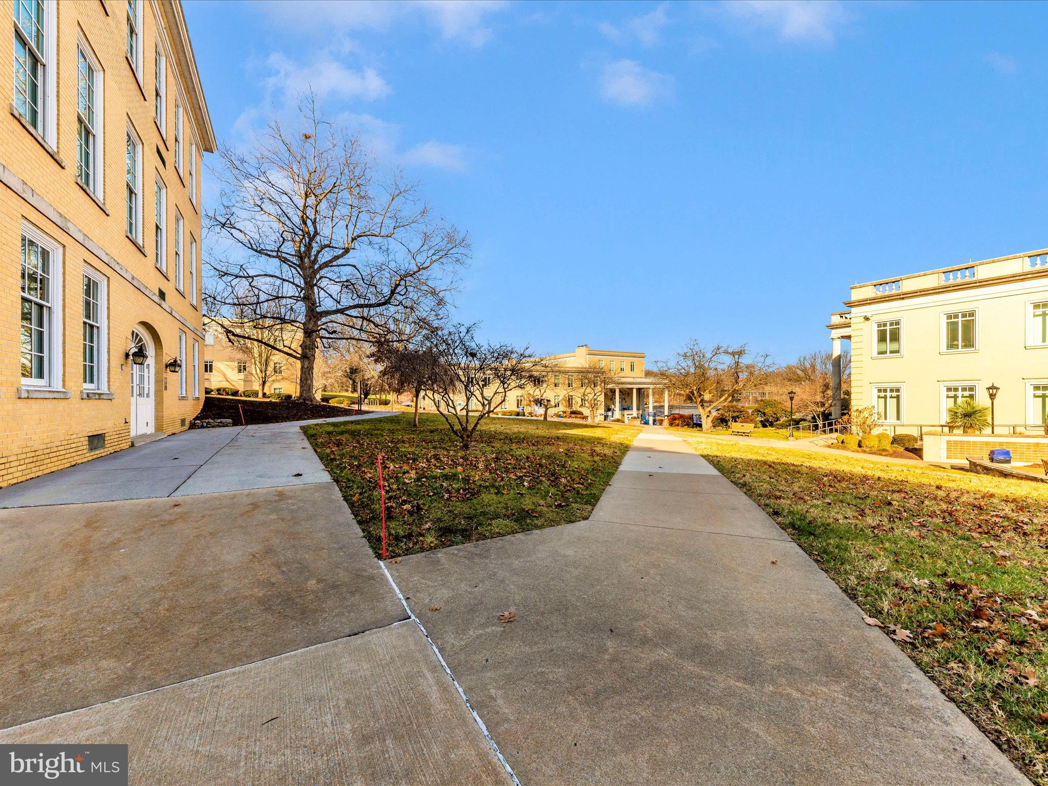 COLONIAL HILLS - Residential