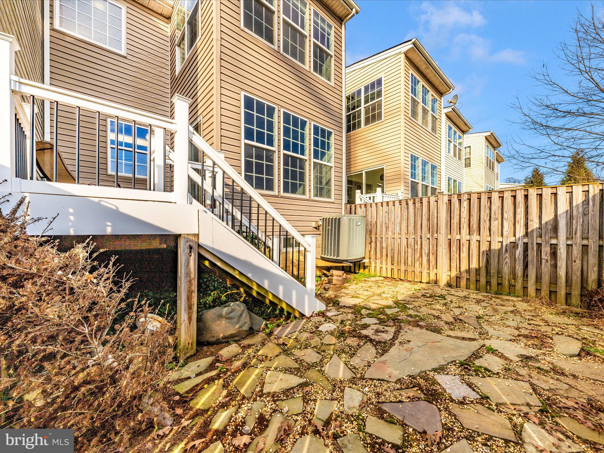 COLONIAL HILLS - Residential