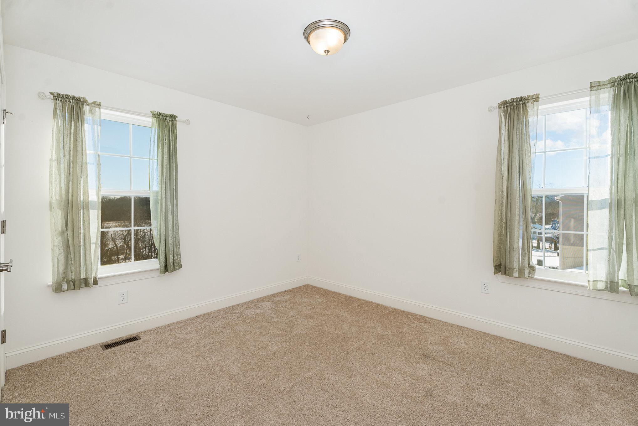 WINDY HEIGHTS, THE NEW - Residential