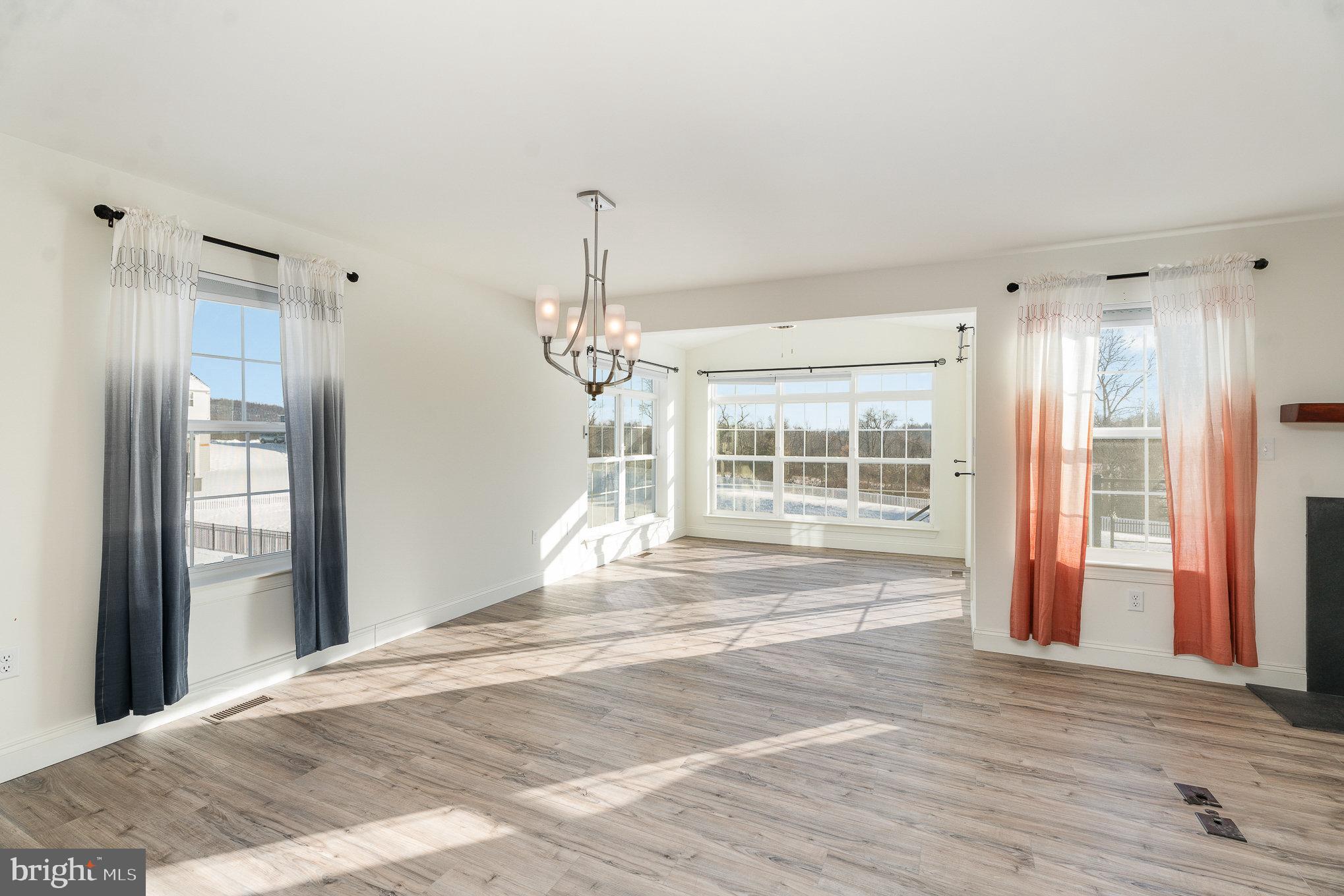 WINDY HEIGHTS, THE NEW - Residential