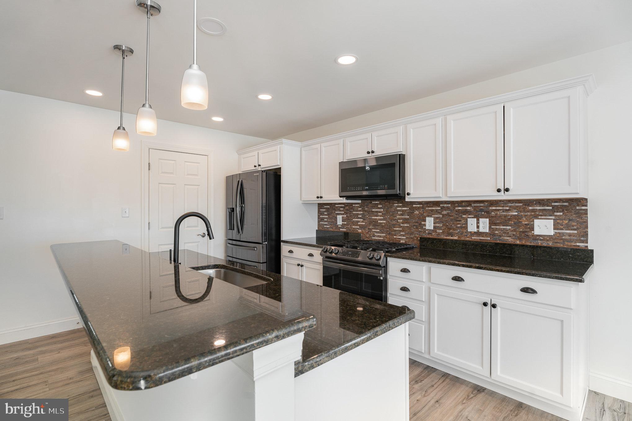 WINDY HEIGHTS, THE NEW - Residential