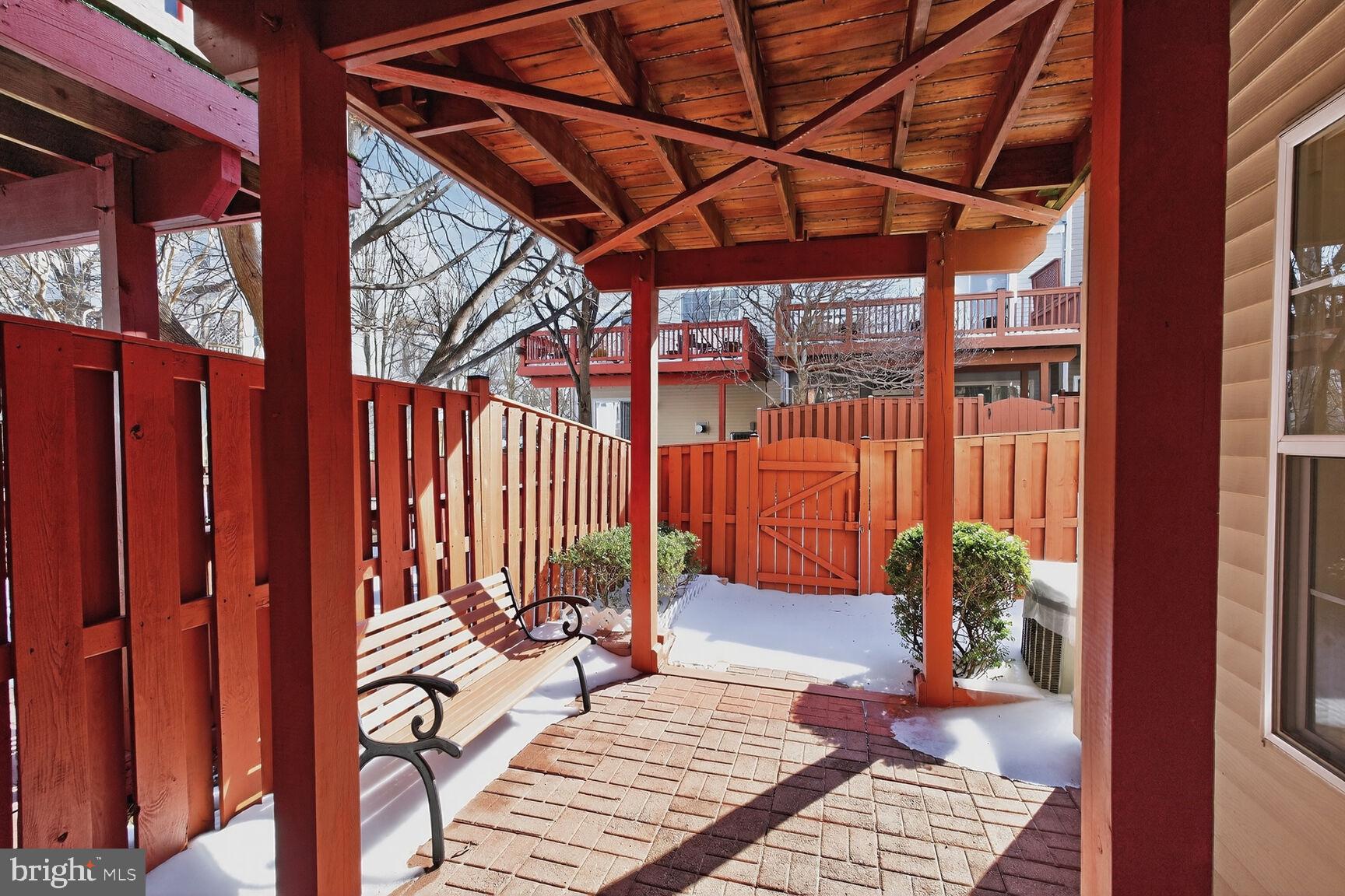 ISLAND CREEK - Residential