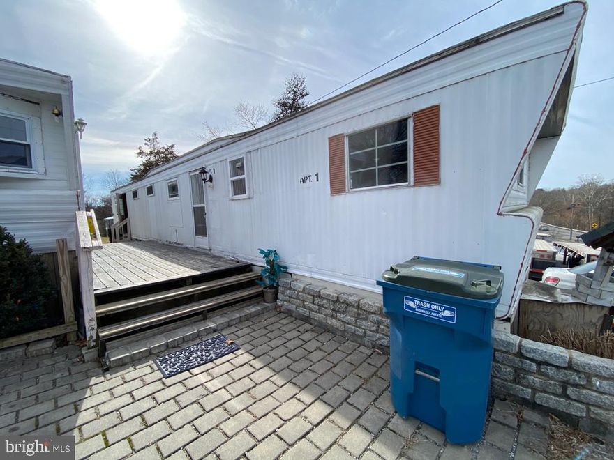 Move in ready! 
Must See Spacious Mobile home. Located close to Mayor Highways & restaurants !!!
Lease includes water, trash, sewer. Tenant provides own ac window units. 
Applicant (anyone over 18) must provide pay stubs or proof of income and references with completed application. No previous failure to pay.  No Pets.
Call for showings. Application fee $40.00 per adult.