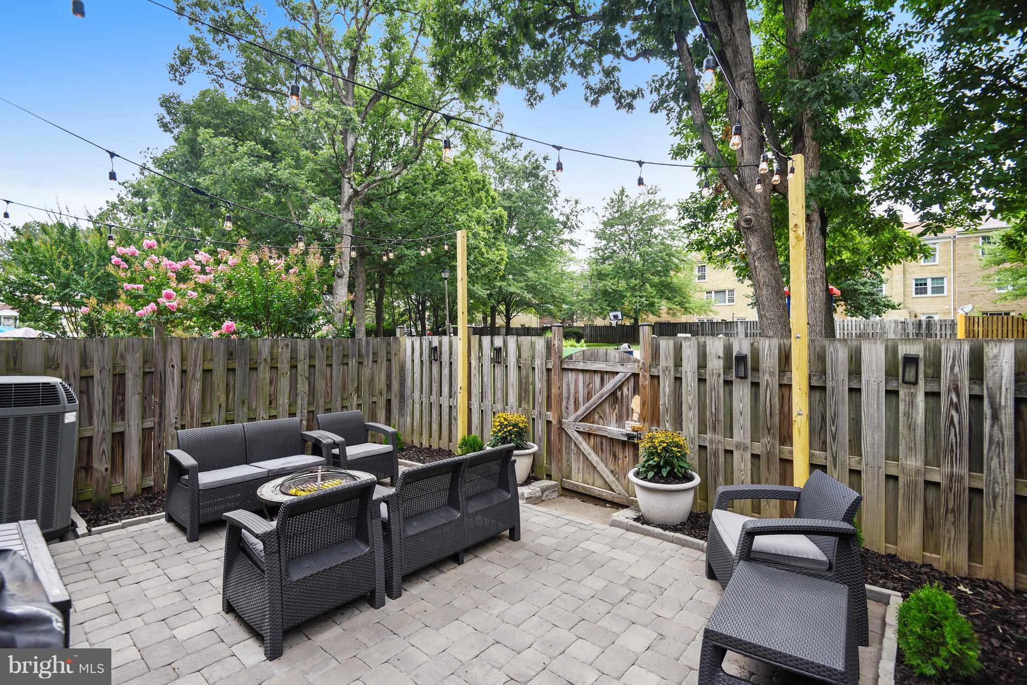 HAMPTON COURT - Residential Lease