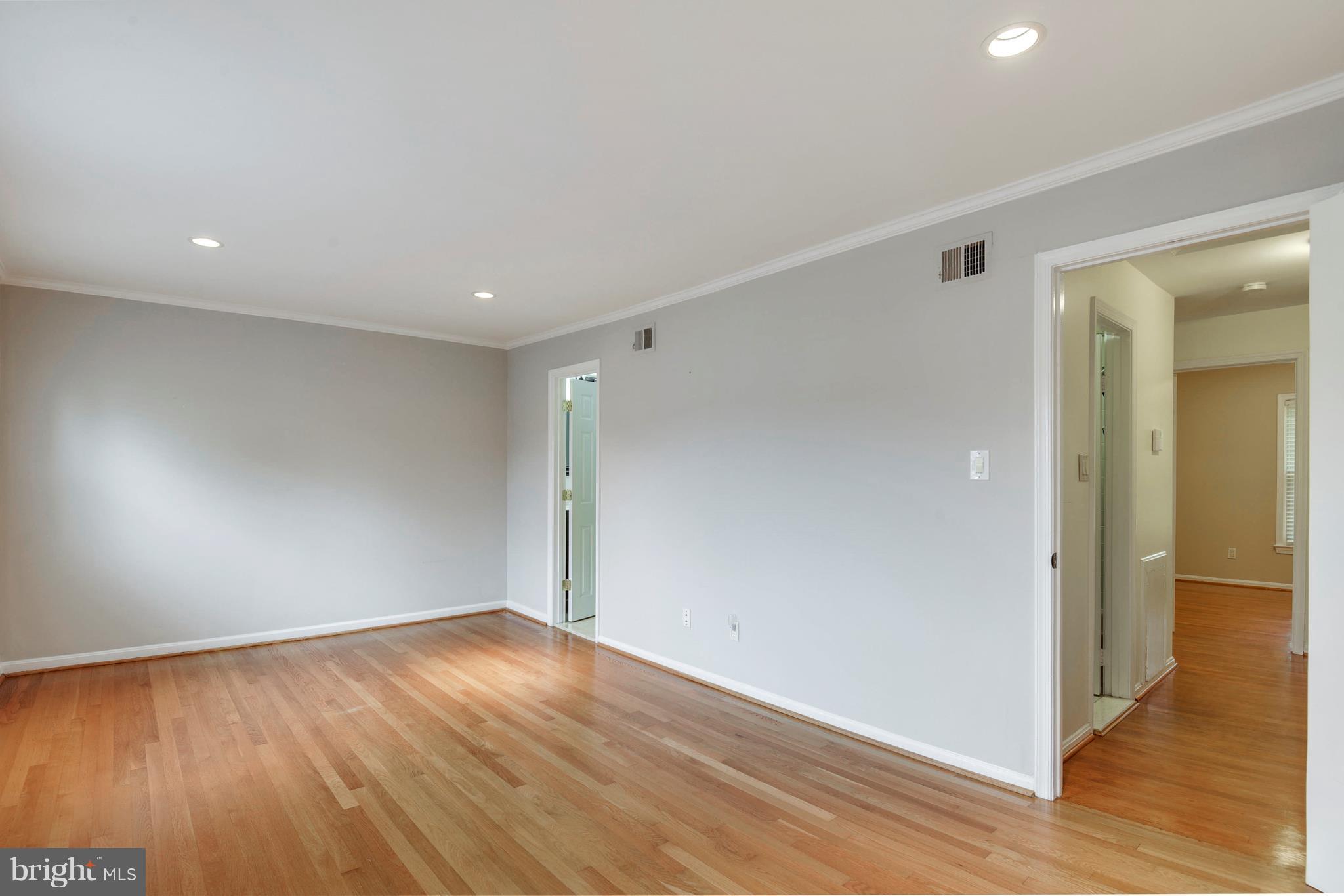 HAMPTON COURT - Residential Lease