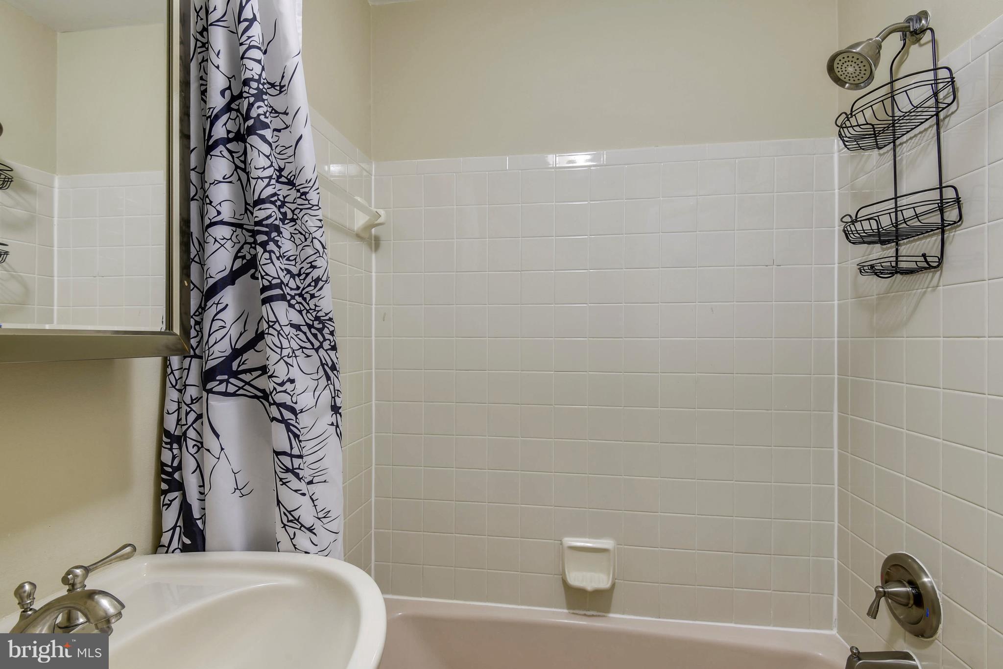 HAMPTON COURT - Residential Lease