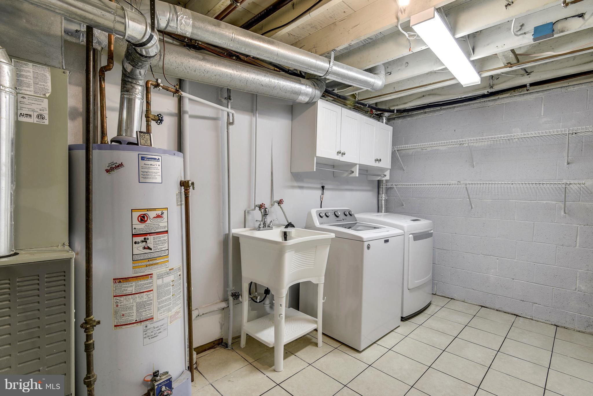 HAMPTON COURT - Residential Lease