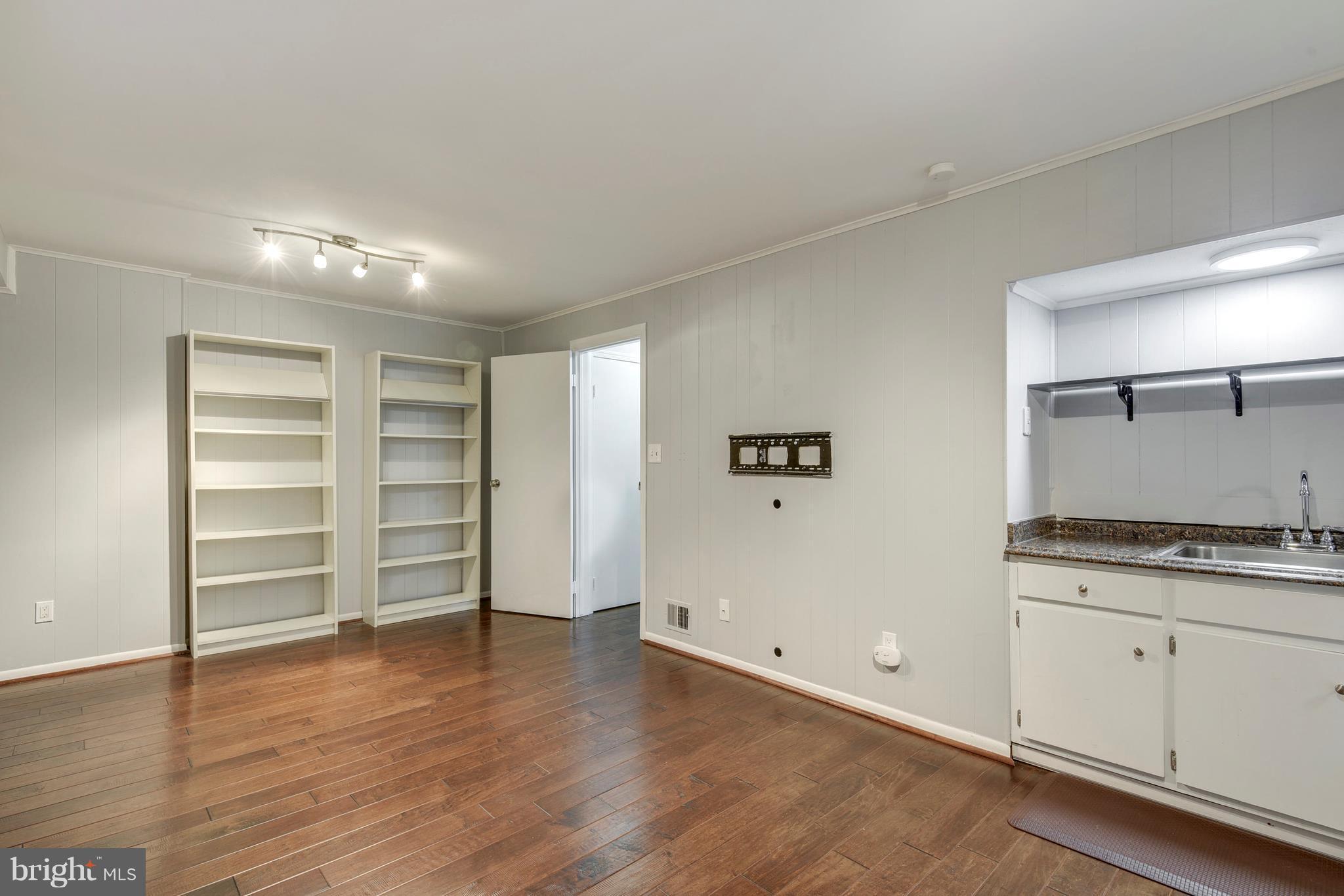 HAMPTON COURT - Residential Lease