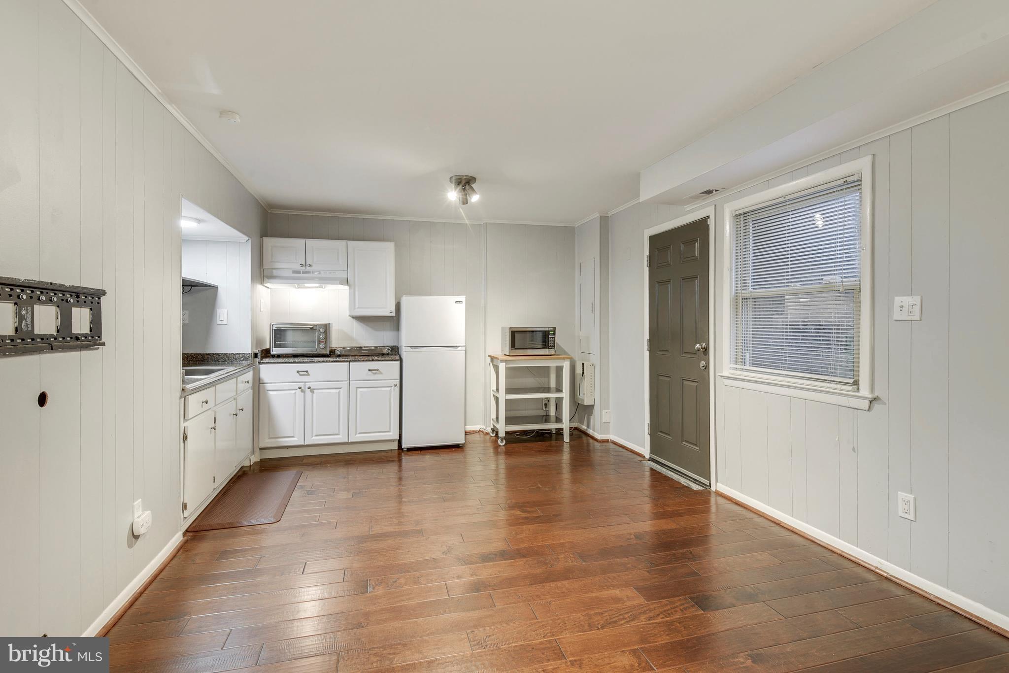 HAMPTON COURT - Residential Lease