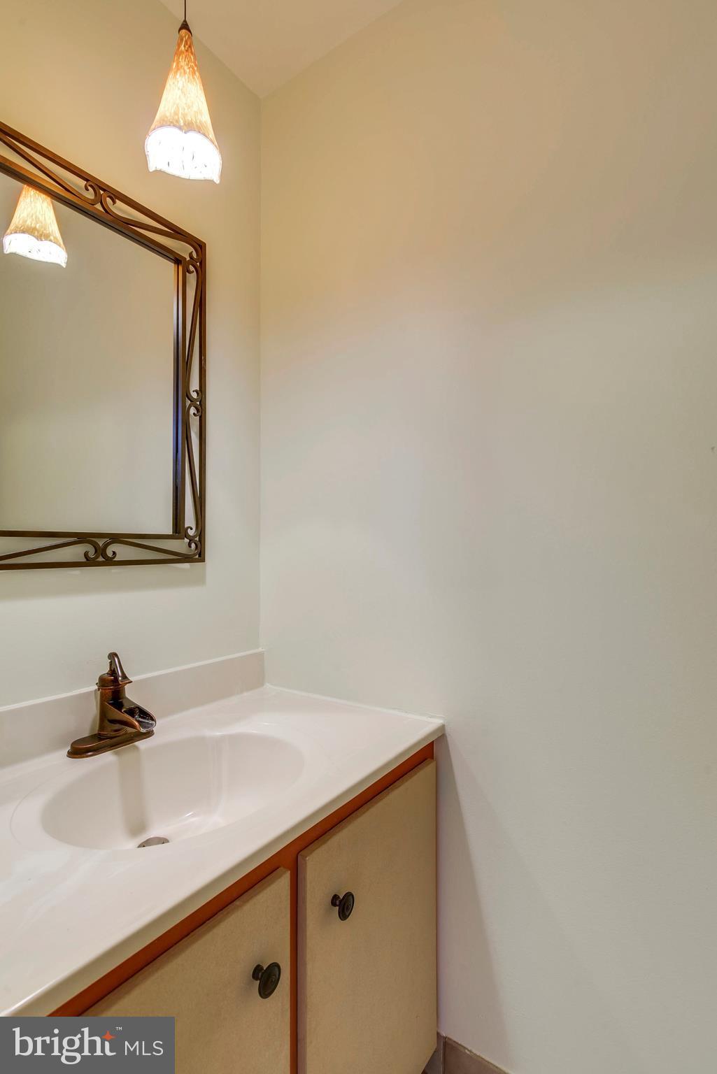 HAMPTON COURT - Residential Lease