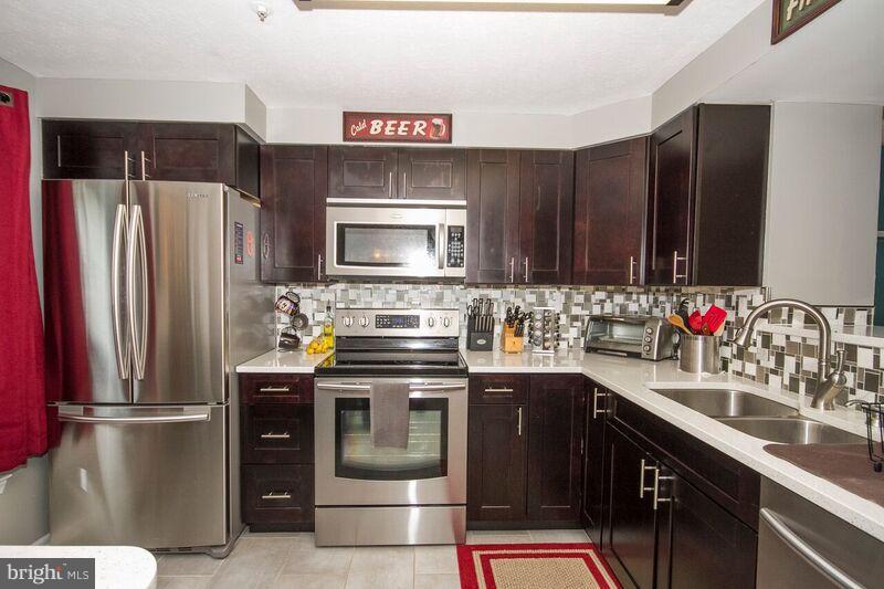 CONSTANT FRIENDSHIP - Residential