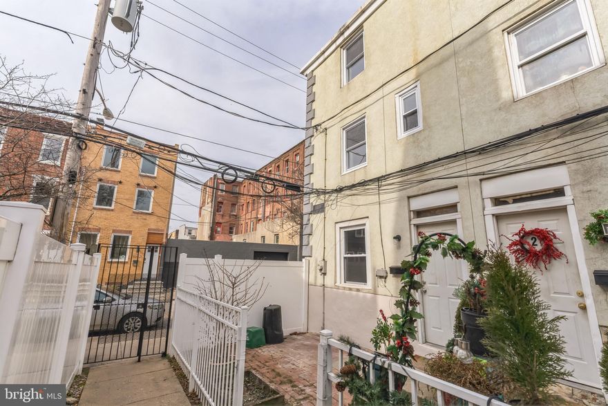 One bedroom trinity house with outdoor space, located steps from the incredible restaurants, coffee shops and all that the Northern Liberties/South Kensington/Fishtown area has to offer. Washer & dryer in unit. Tenant is responsible for electricity. Convenient to public transportation including the SEPTA Market Frankford line and Girard Avenue trolley.