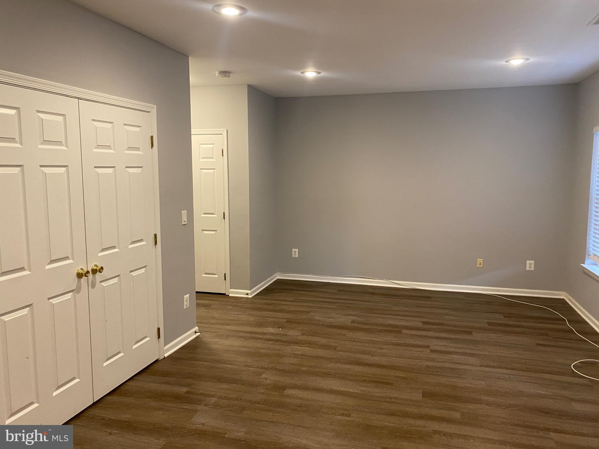 FAIR LAKES COURT - Residential Lease